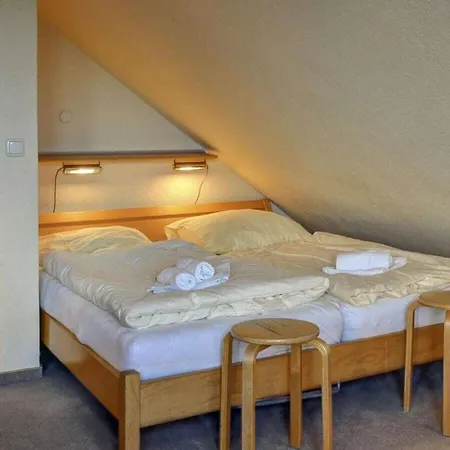 By The Swimming Pool F 996 *