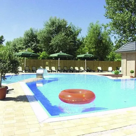 Dom wakacyjny By The Swimming Pool F 996 *