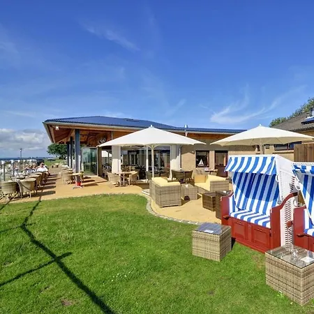 By The Swimming Pool F 996